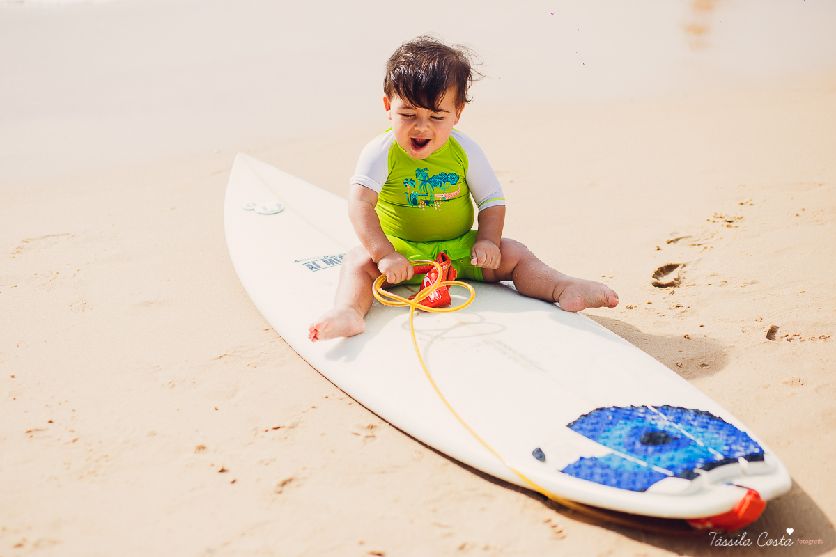 ensaio externo na praia da costa e ilha do frade, bebê que ama praia, família de surfistas, tema de aniversário Surf, bebê de 1 ano que ama areia da praia, fotos de pré aniversário em vv