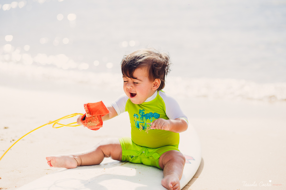 ensaio externo na praia da costa e ilha do frade, bebê que ama praia, família de surfistas, tema de aniversário Surf, bebê de 1 ano que ama areia da praia, fotos de pré aniversário em vv