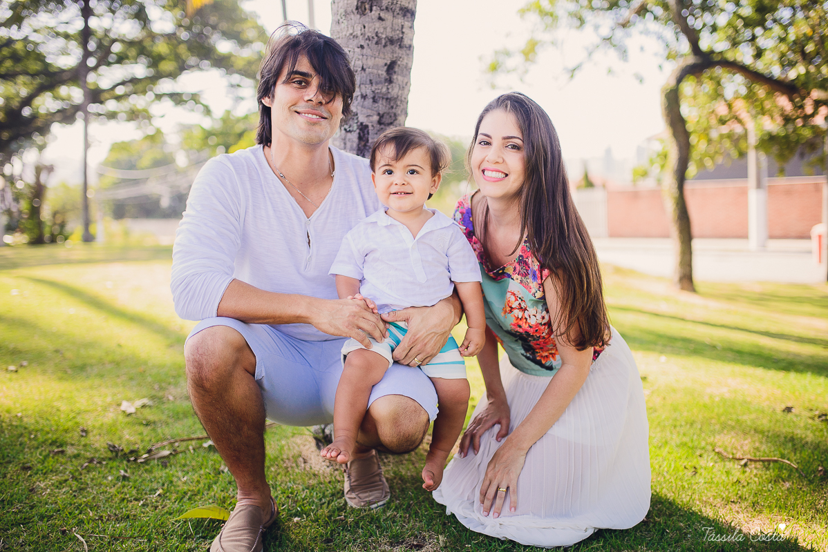 ensaio externo na praia da costa e ilha do frade, bebê que ama praia, família de surfistas, tema de aniversário Surf, bebê de 1 ano que ama areia da praia, fotos de pré aniversário em vv