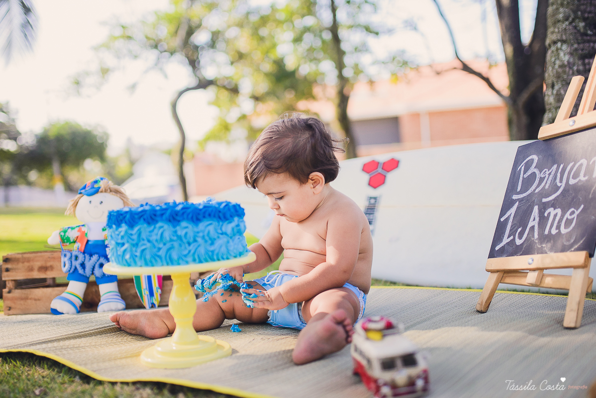 ensaio externo na praia da costa e ilha do frade, bebê que ama praia, família de surfistas, tema de aniversário Surf, bebê de 1 ano que ama areia da praia, fotos de pré aniversário em vv