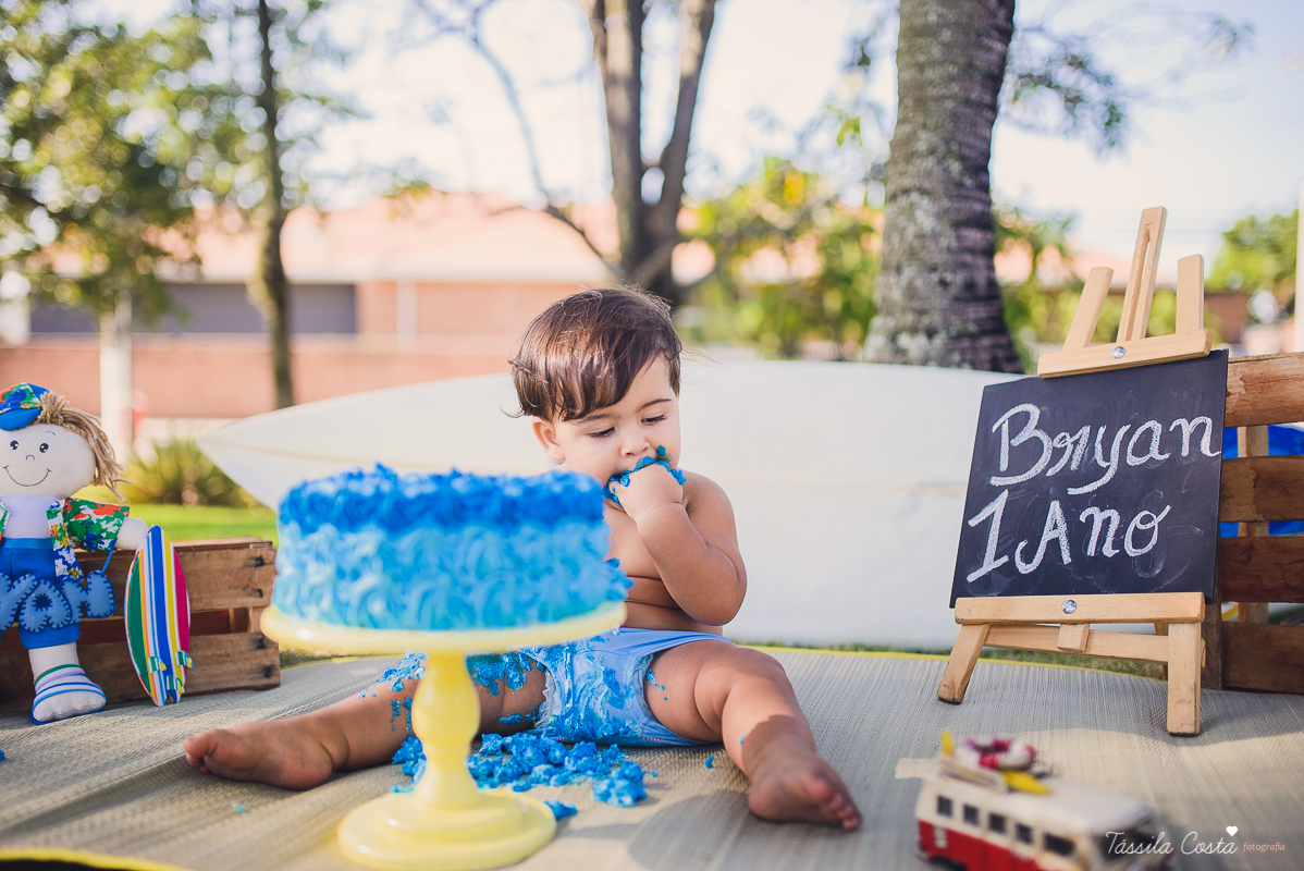 ensaio externo na praia da costa e ilha do frade, bebê que ama praia, família de surfistas, tema de aniversário Surf, bebê de 1 ano que ama areia da praia, fotos de pré aniversário em vv