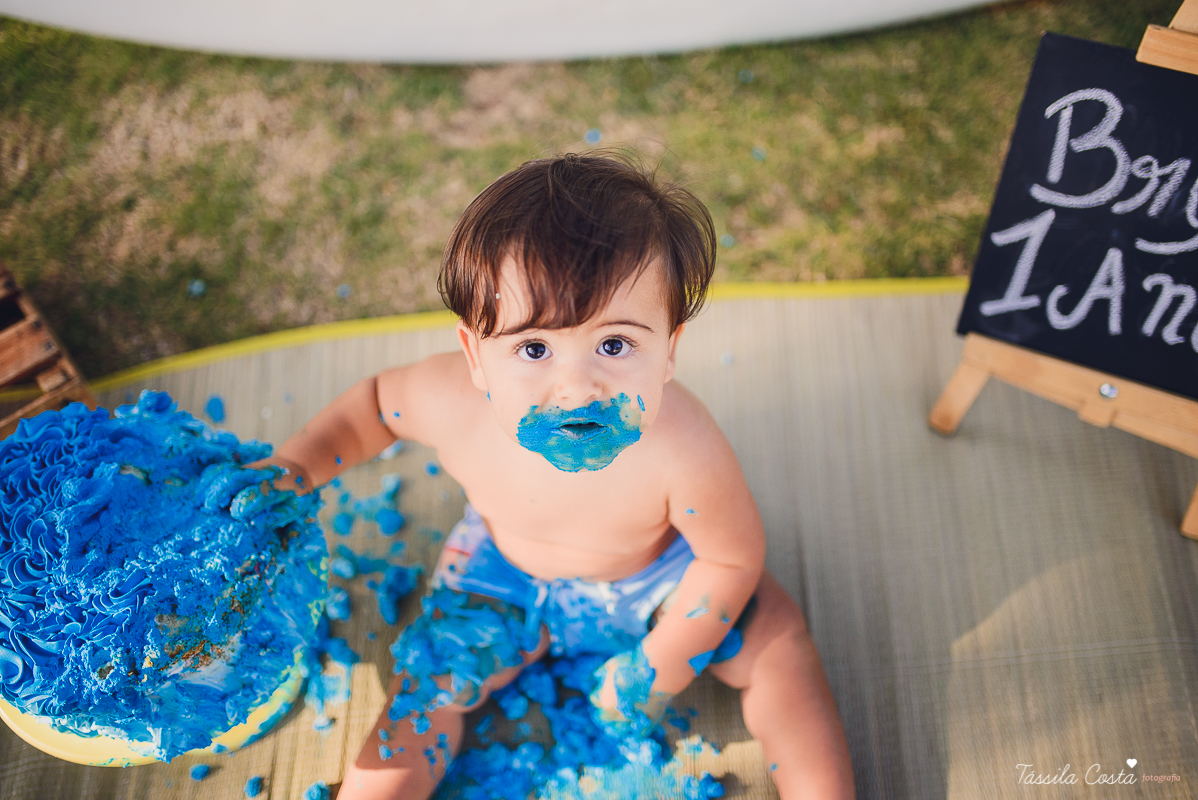 ensaio externo na praia da costa e ilha do frade, bebê que ama praia, família de surfistas, tema de aniversário Surf, bebê de 1 ano que ama areia da praia, fotos de pré aniversário em vv
