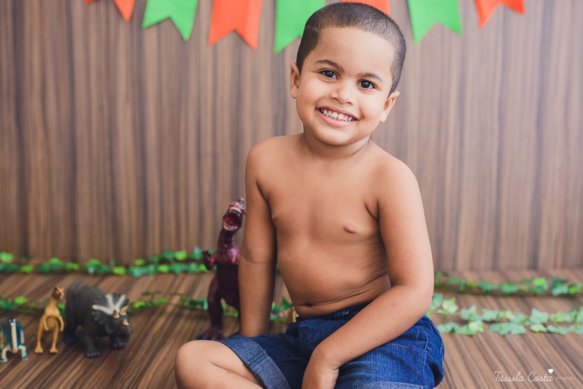 tássilafoto#fotosdeestudio, 03anos, dinossauro, ensaio03anos, fotosemestudio, estúdiotássilacosta, vilavelha, vilavelhaes