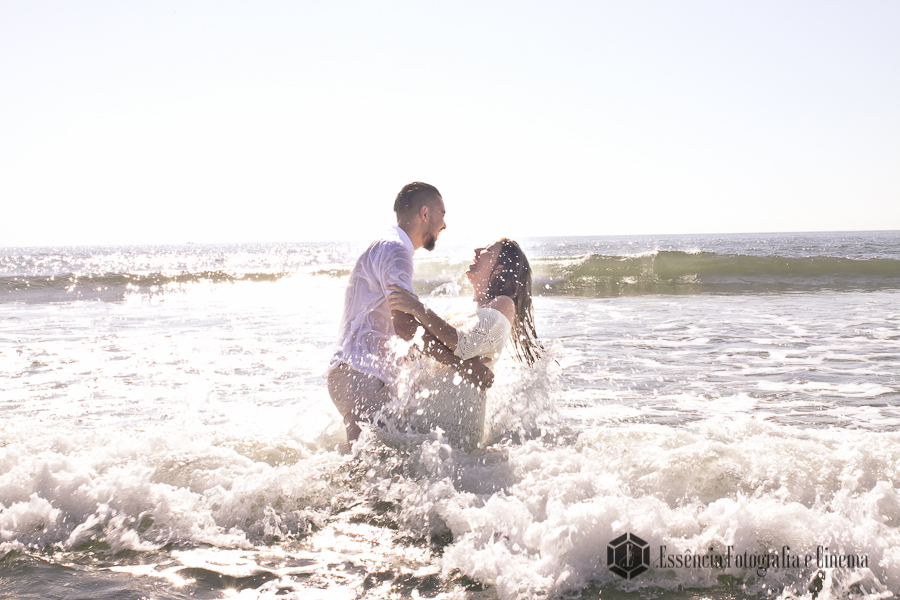 fotos-divertidas-de-noivos-na-praia