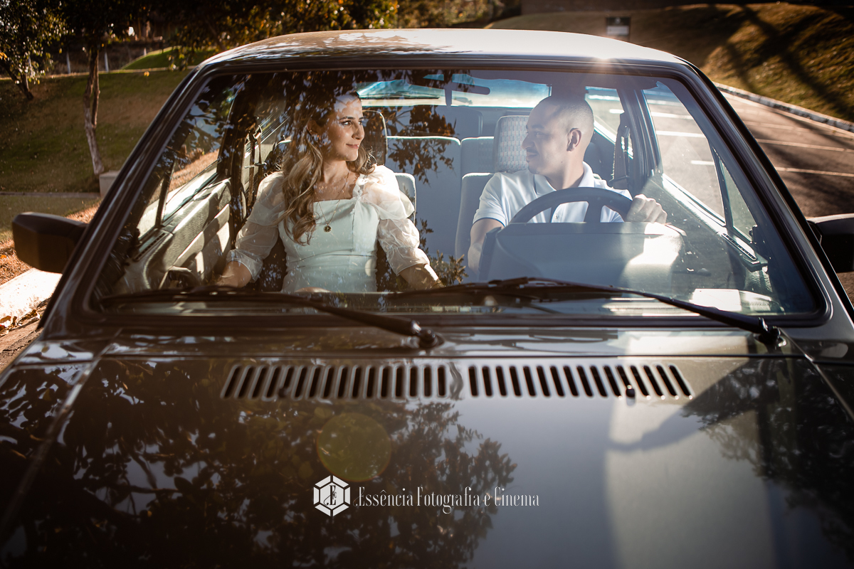 ensaio-fotografico-de-noivos-com-carro