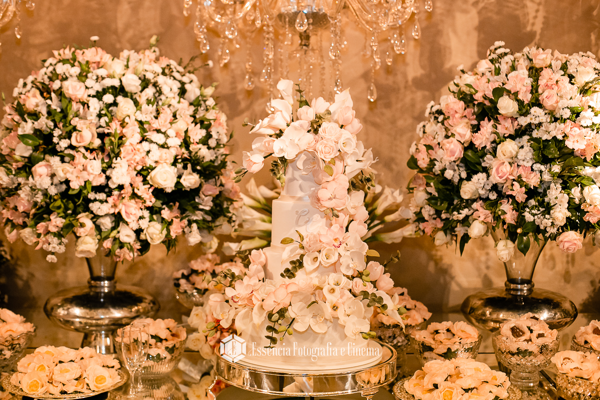 mesa-do-bolo-com-flores-brancas