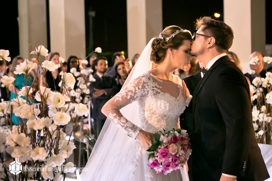 beijo-na-testa-da-noiva