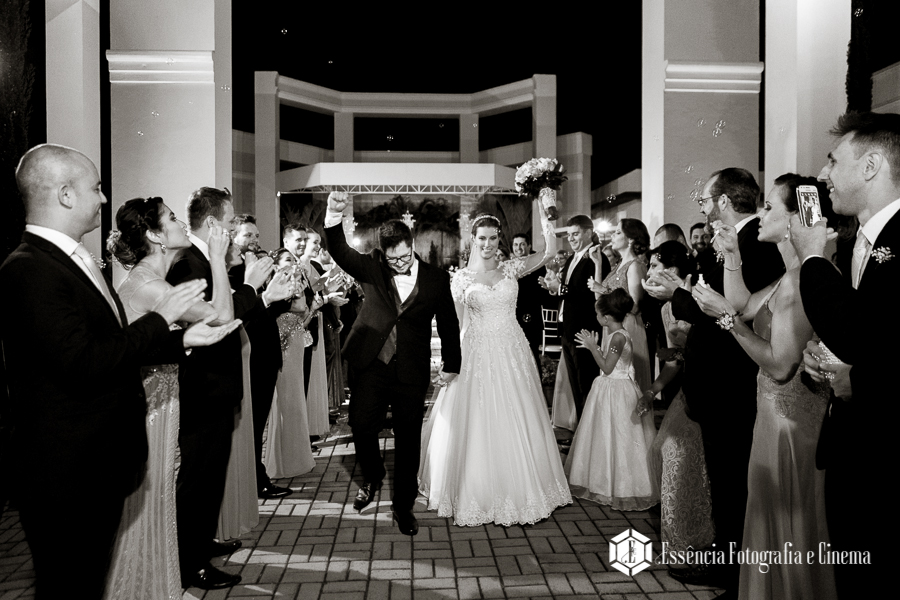 emoção-na-saída-dos-noivos