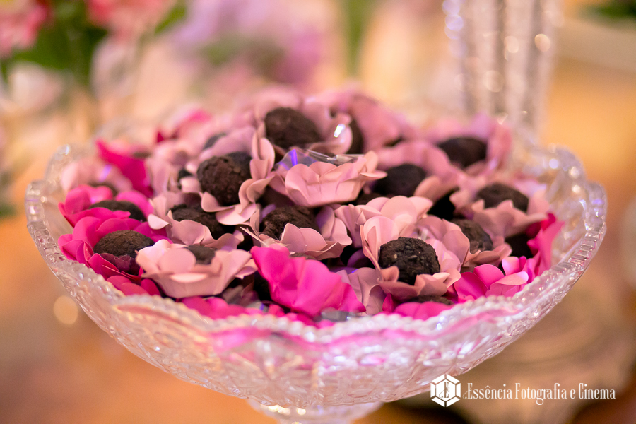 doces-na-mesa-do-bolo