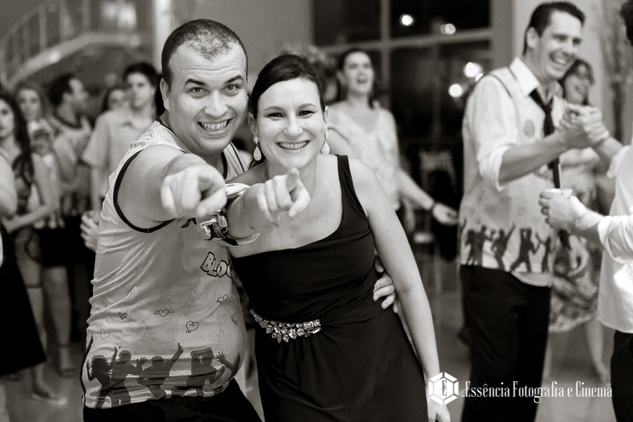 convidados-se-divertem-em-casamento