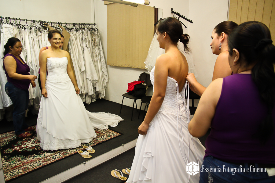 noiva-colocando-o-vestido