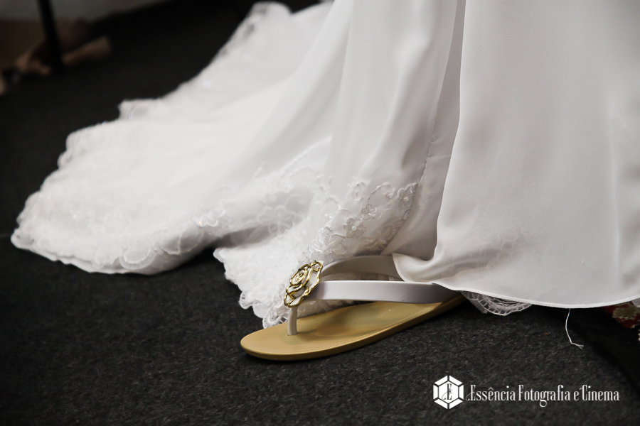 sandálias-e-um-vestido-de-noiva