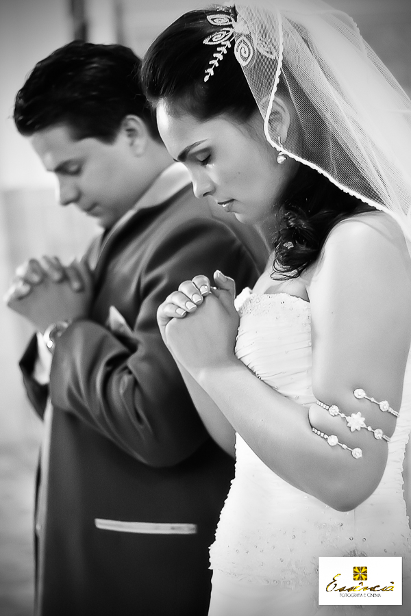 noivos-orando-juntos