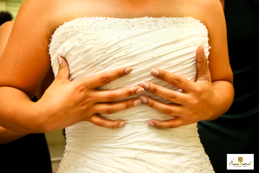 noiva-segurando-o-vestido