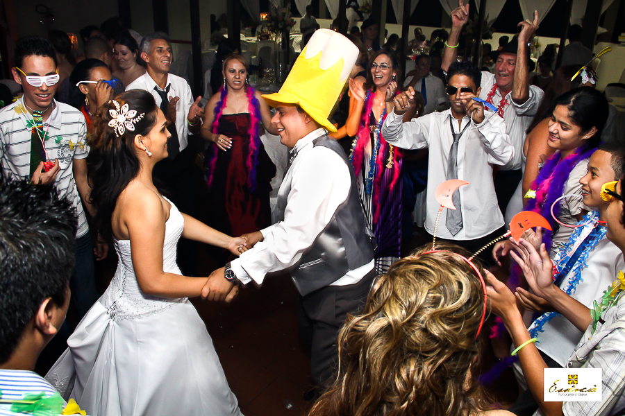 casal-de-noivos-dançando