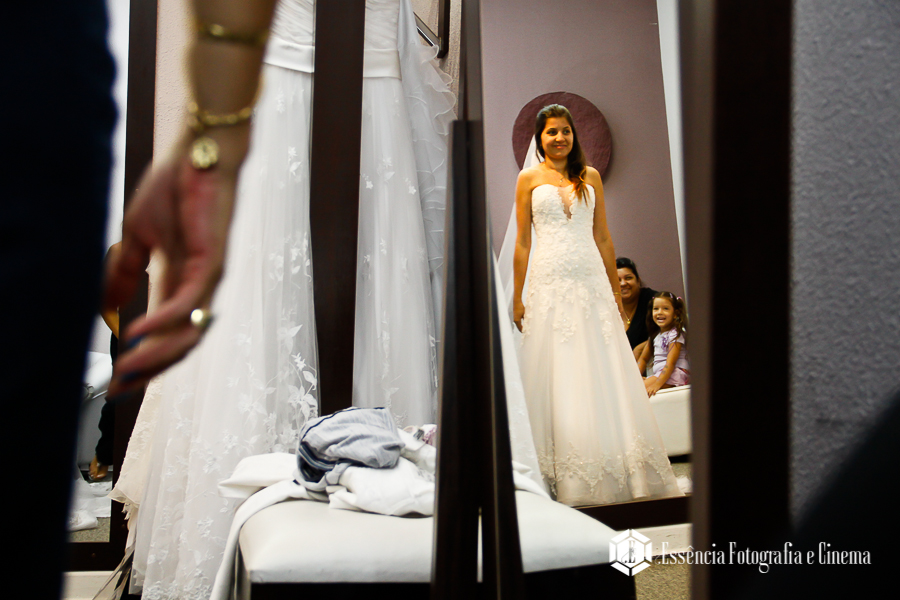 ajustando-vestido-de-noiva