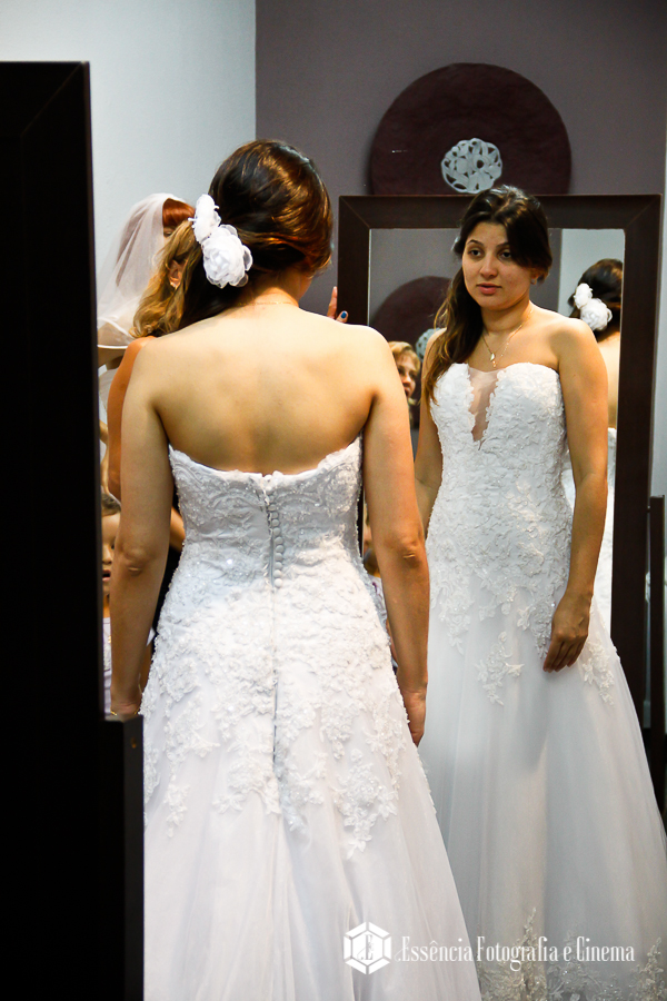 noiva-experimentando-o-vestido