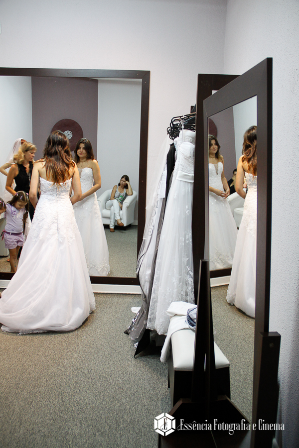 noiva-colocando-o-vestido-pela-primeira-vez