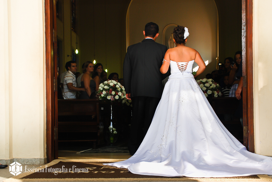 a-noiva-entrando-com-o-pai