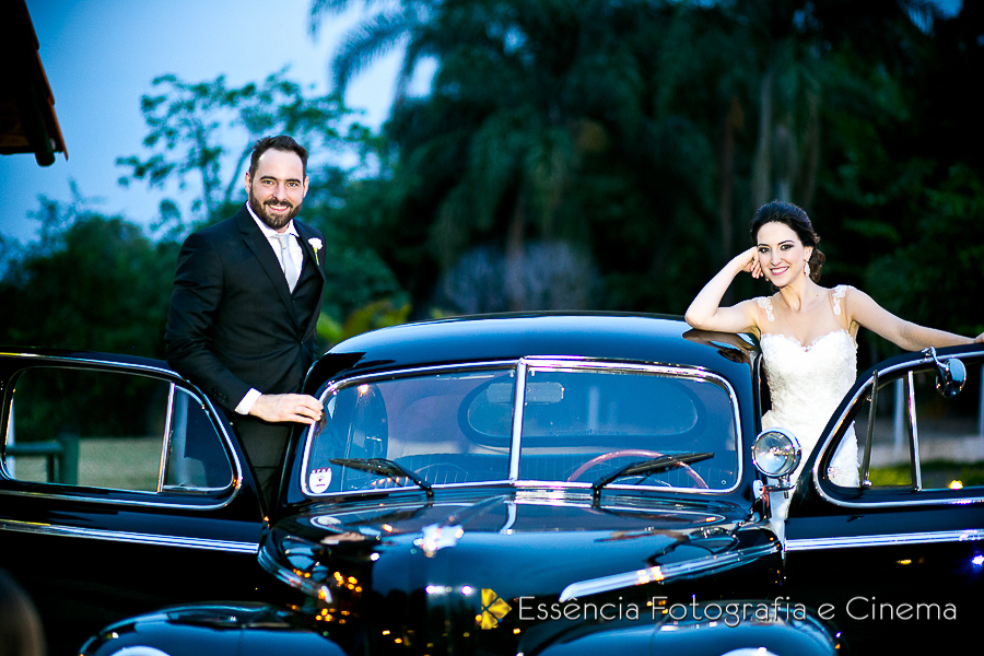 fotos-dos-noivos-em cima-do carro