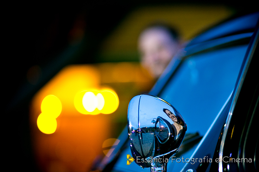 reflexo-dos-noivos-no-carro