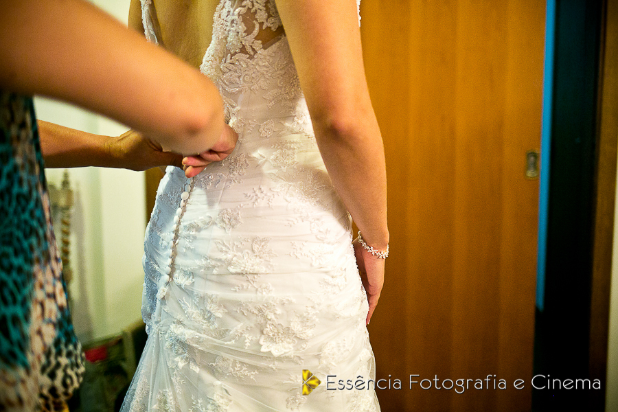 os-últimos-detalhes-do-vestido-da-noiva