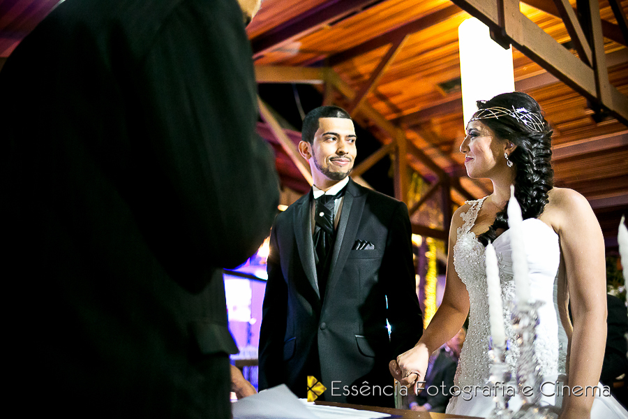 noivo-feliz-em-ver-a-noiva