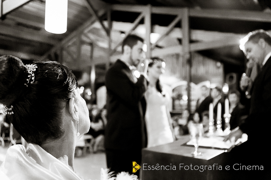 noivos-emocionados-no-altar