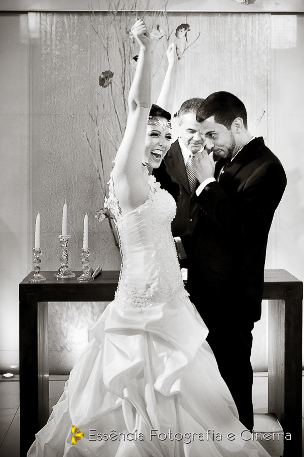 feliz-pelo-beijo-no-casamento