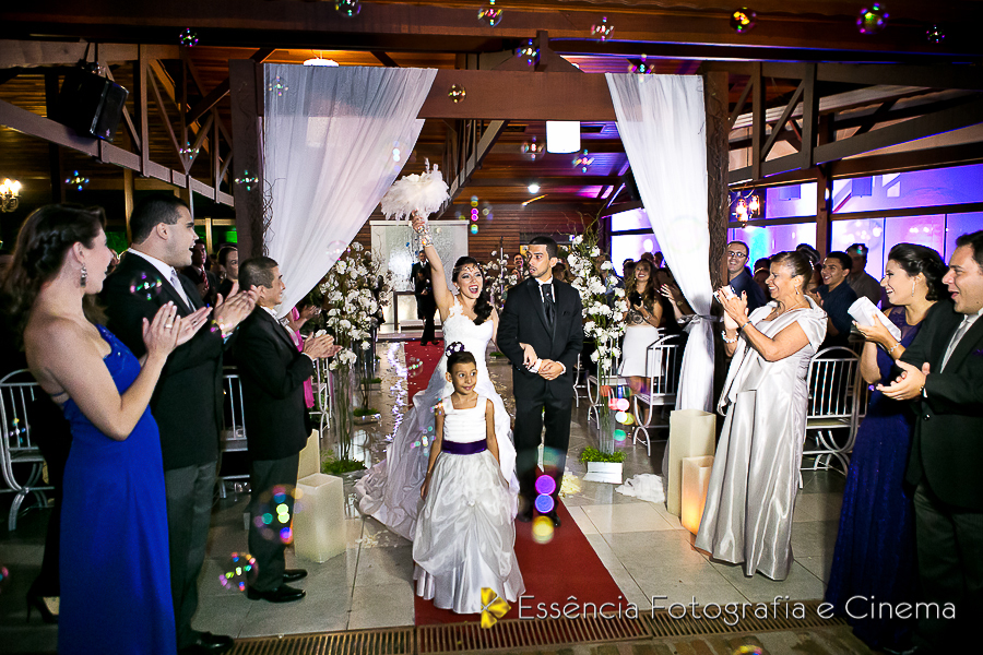 vibrando-na-saida-dos-noivos