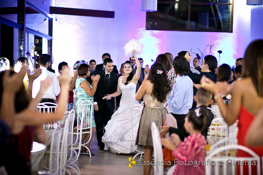 alegria-na-chegada-dos-noivos