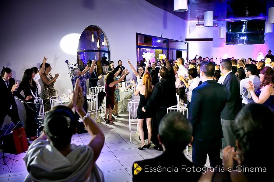 convidados-se-divertem-em-casamento