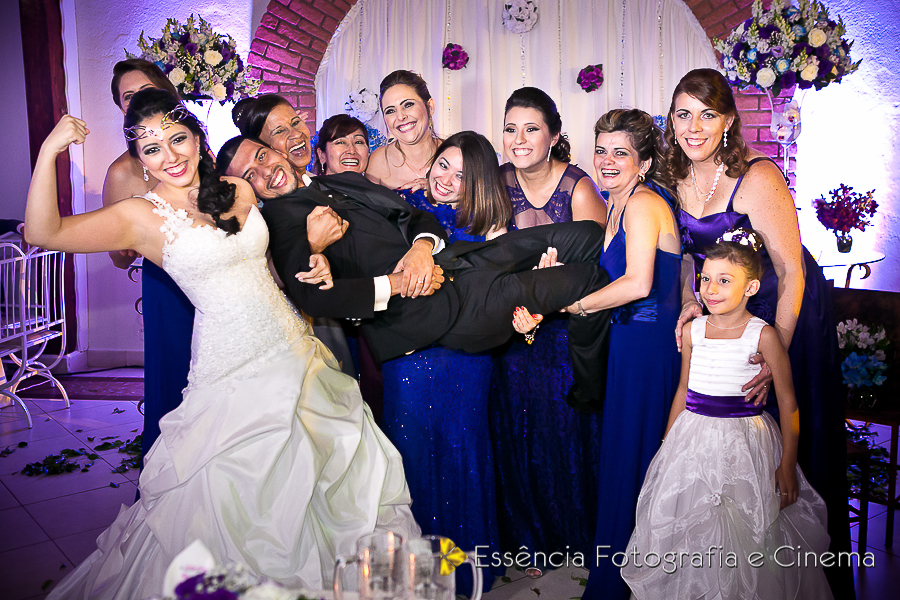 noivo-no-colo-das-madrinhas