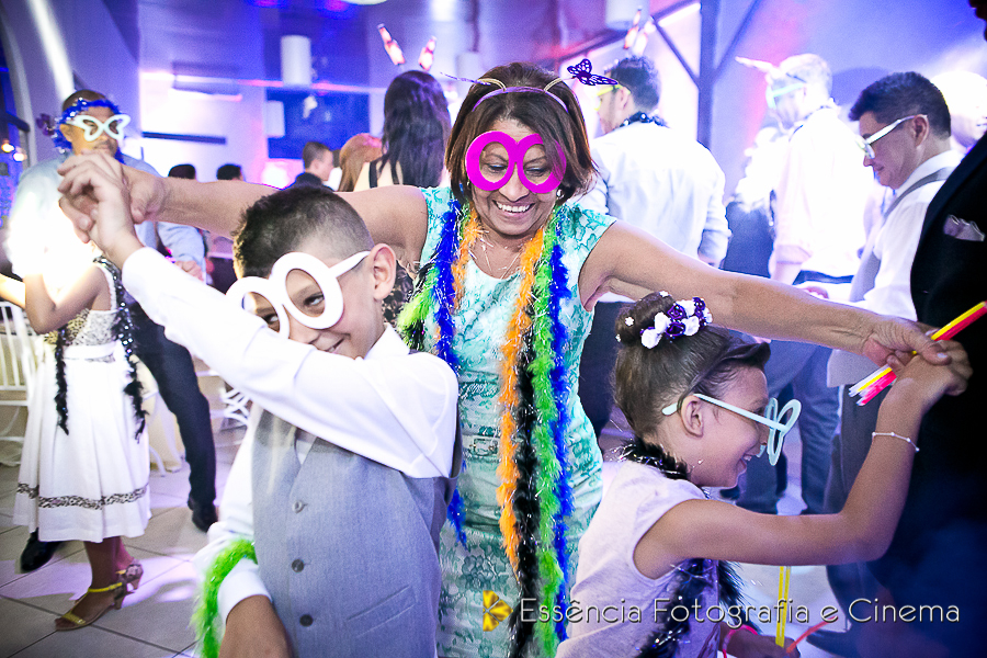 crianças-se-divertem-em-casamento