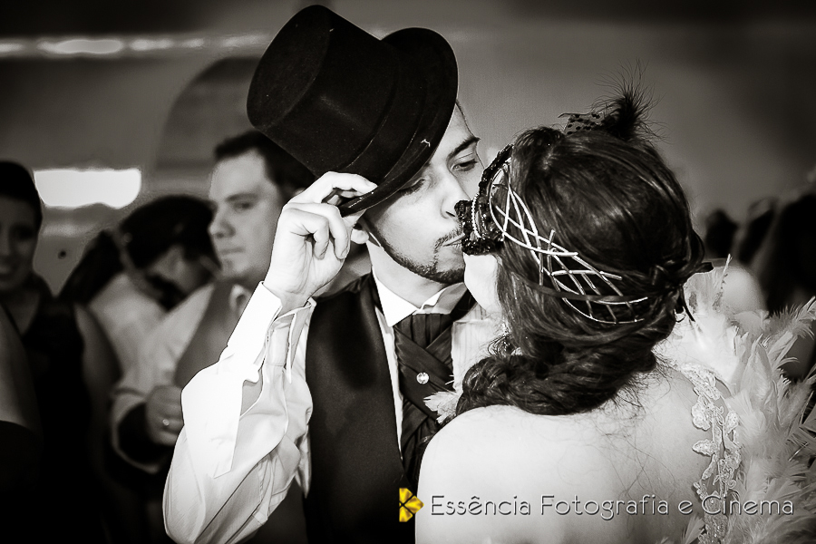 um-beijo-cortez-do-noivo