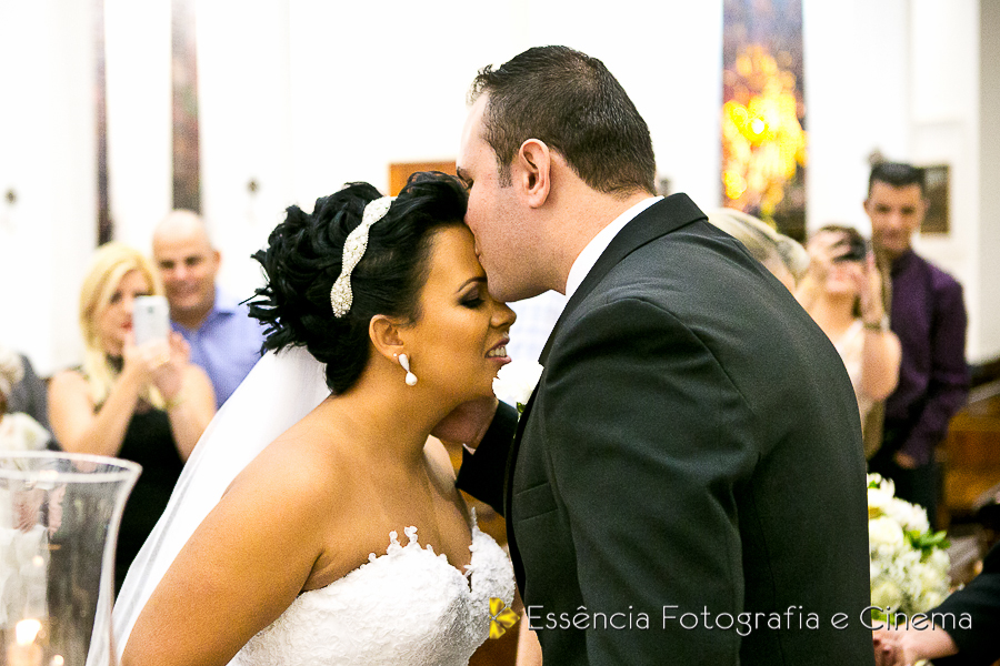 noivo-cumprimenta-a-noiva