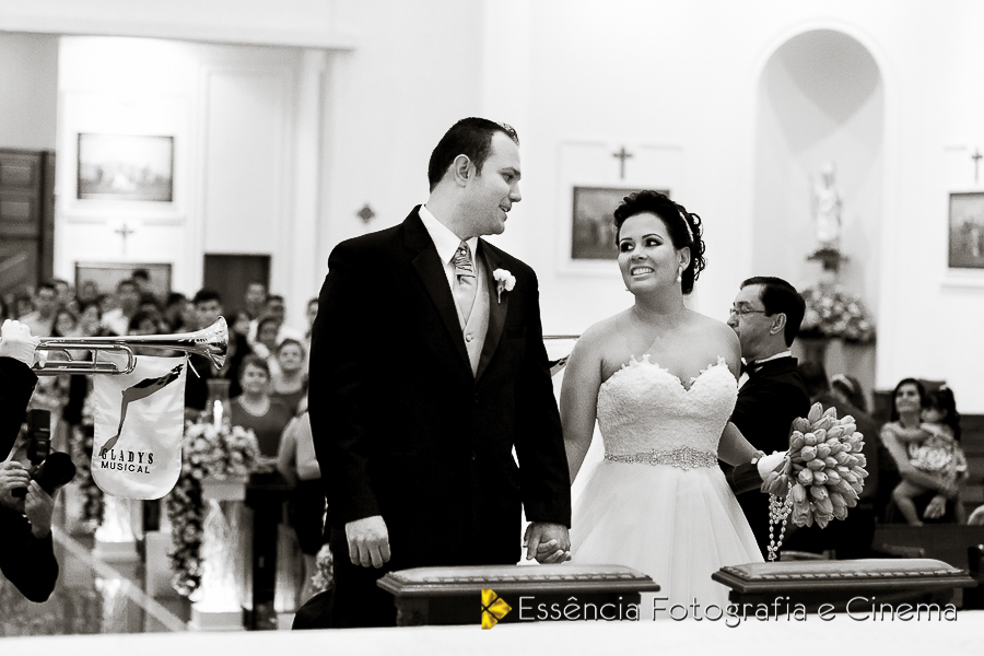 olhar-dos-noivos-no-altar