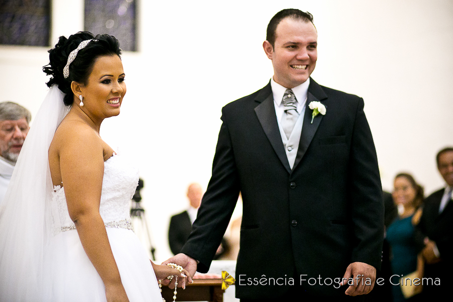 noivos-esperam-as-alianças