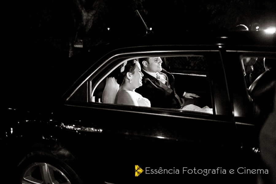 no-carro-com-os-noivos