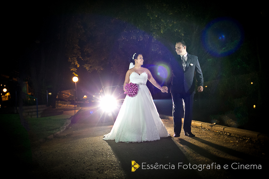 noivos-caminhando-junsto