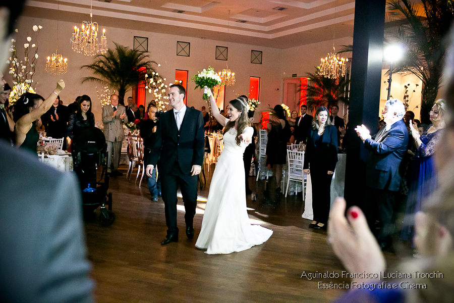 entrada-dos-noivos-no-salão