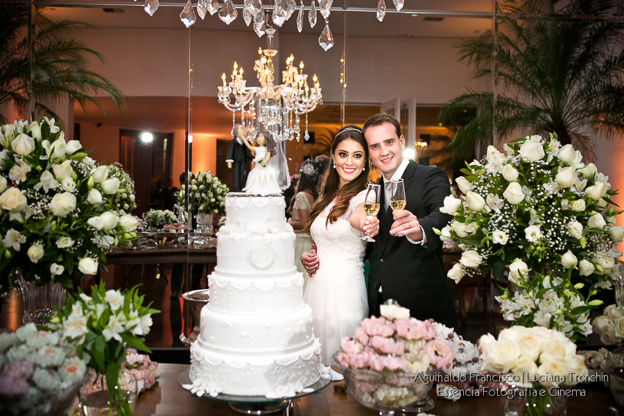 um-brinde-com-os-noivos