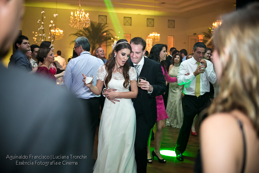 noivos-curtindo-a-festa