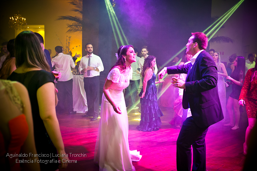 noivos-agitando-a-pista