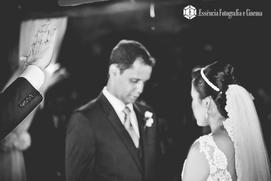 noivos-oram-no-altar