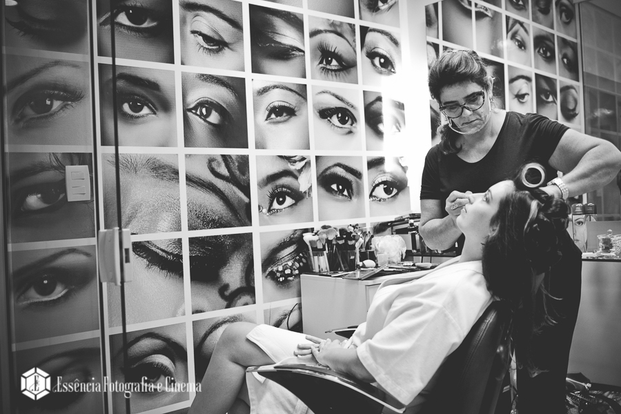 noiva-fazendo-maquiagem