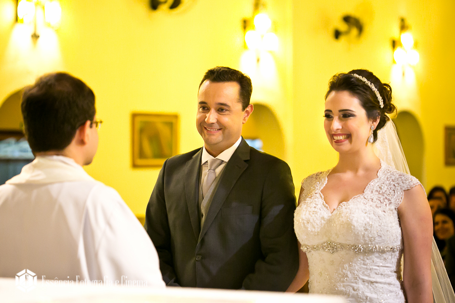 noivos-no-altar-sorrindo