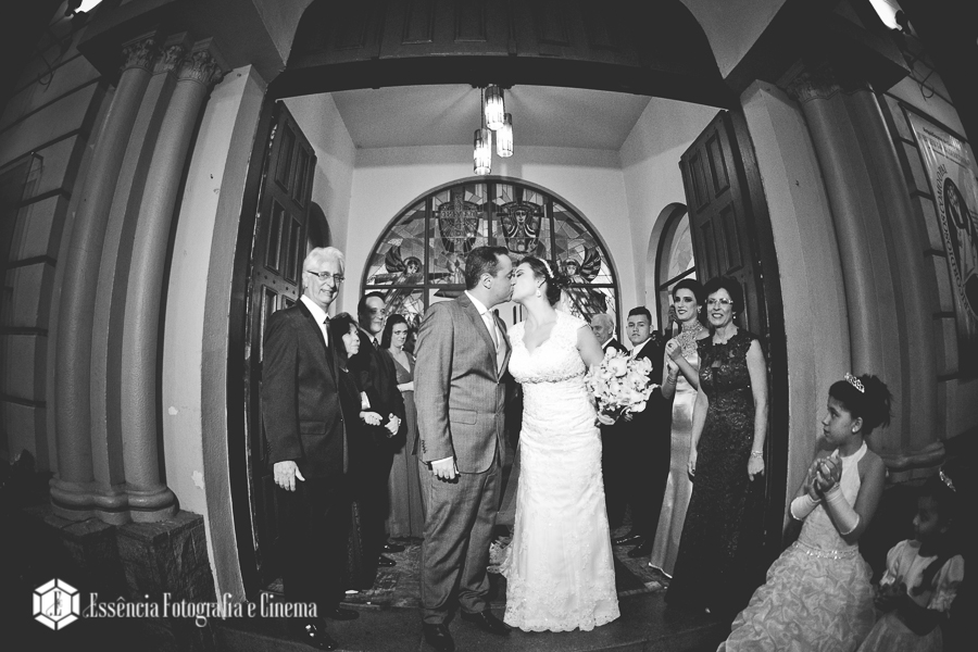 beijo-dos-noivos-na-igreja