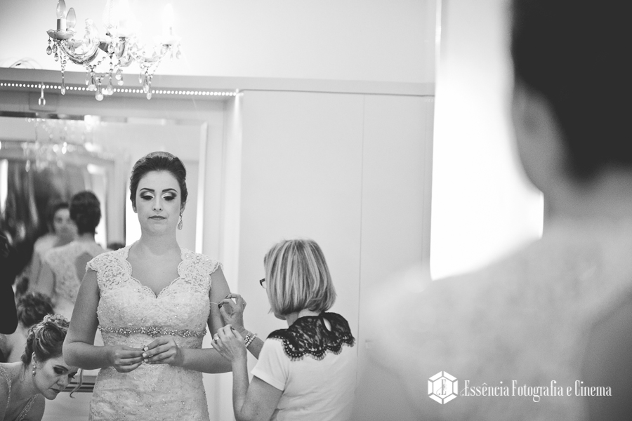 ajustando-o-vestido-da-noiva