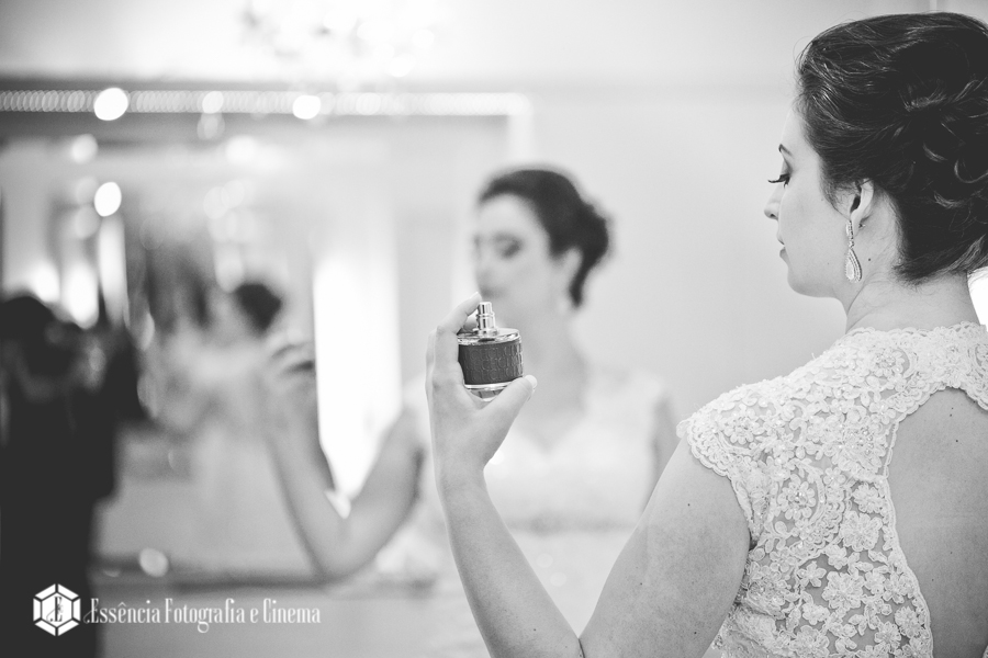 a-noiva-colocando-o-perfume